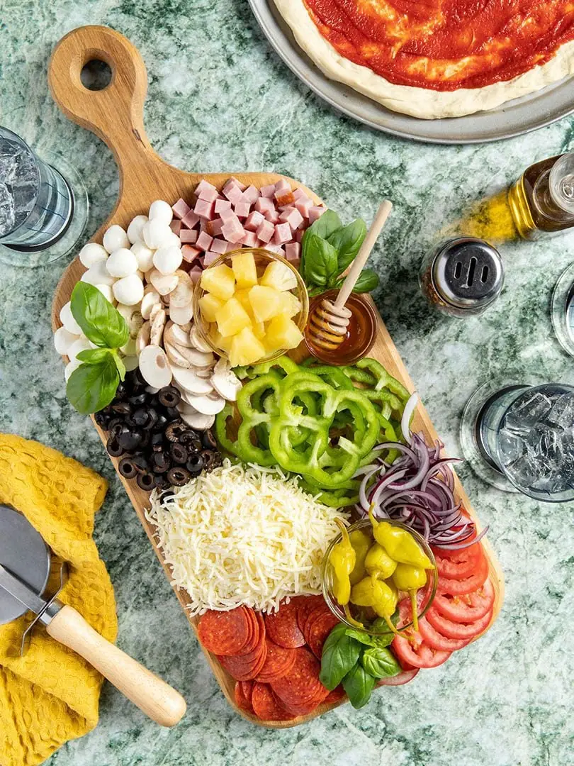 Ingredientes frescos para pizza: tomate, albahaca, mozzarella y aceite